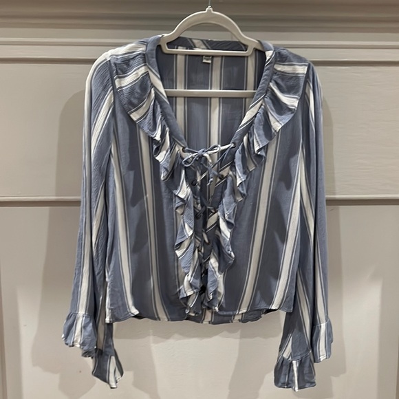 AMERICAN EAGLE Blue and While Stripe Top. Size Medium - Picture 1 of 8